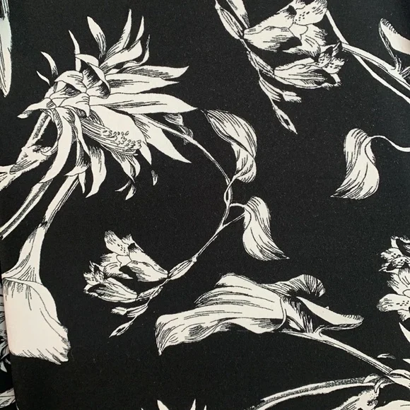 White House Black Market Floral Wide Leg Pants in
Midnight Bloom - Picture 5 of 8